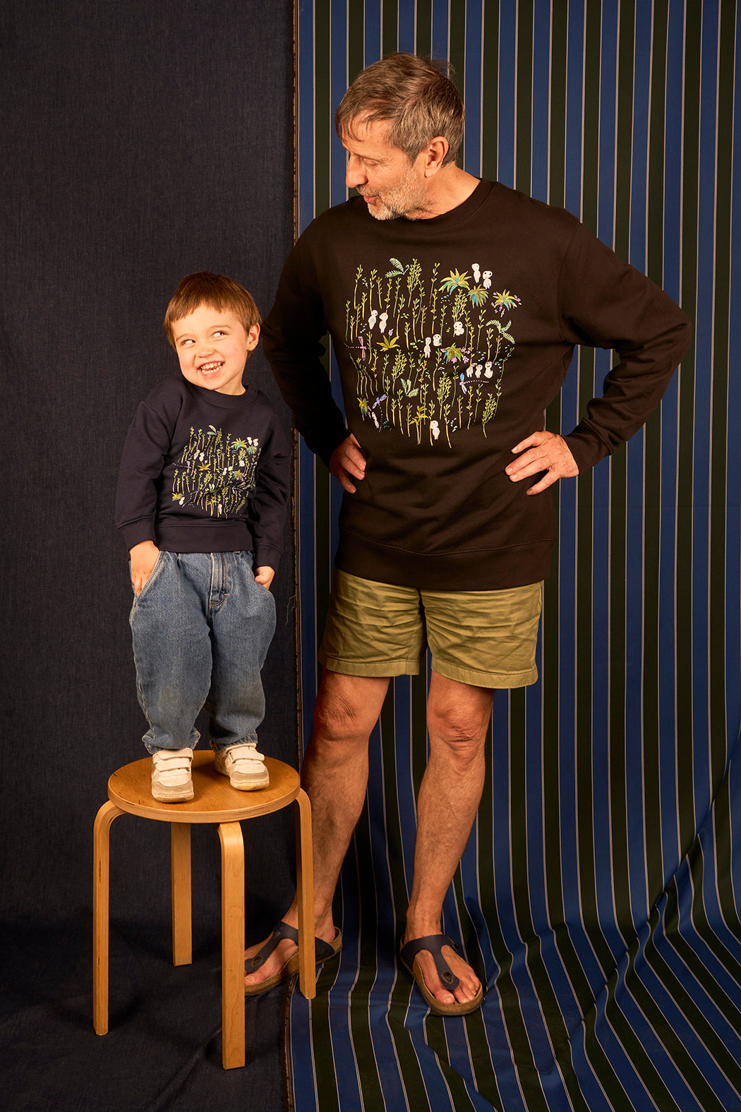 Sweat bébé fond bleu marine et enfant fond noir motif 