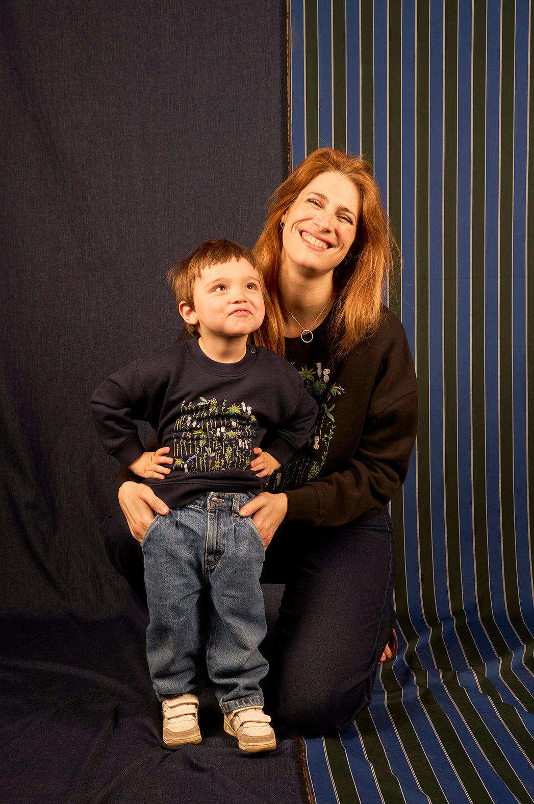 Sweat bébé fond bleu marine et enfant fond noir motif 