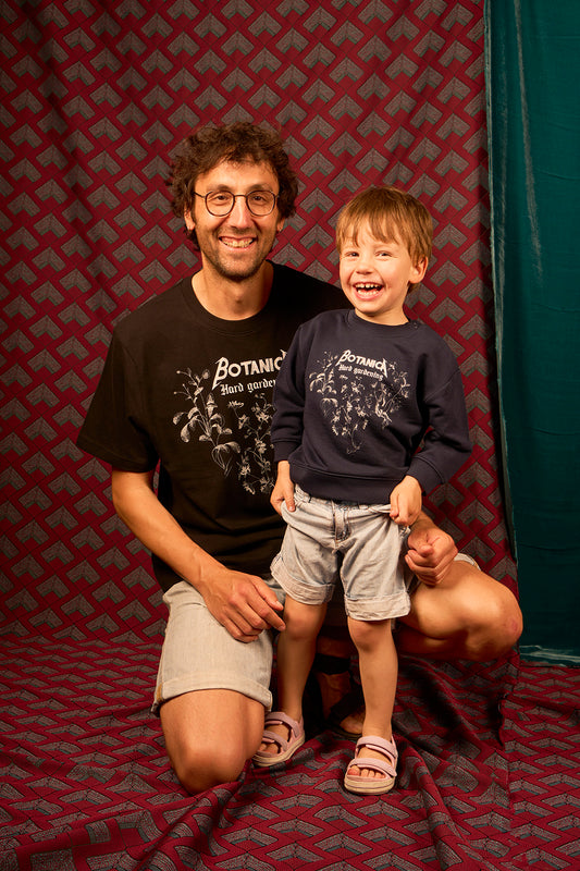 Sweat bébé fond bleu marine et enfant fond noir motif "Botanica"
