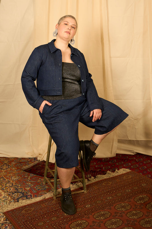 Blouson boxy court large "Crop" ultra dégaine en denim brut structuré et stretch