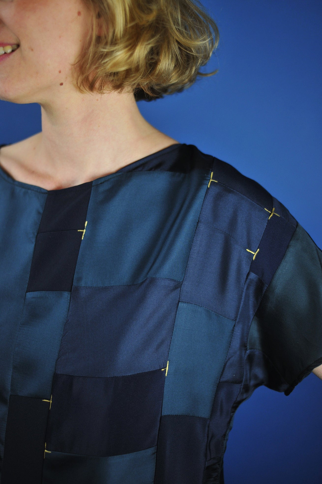 Robe minuit* patchwork bleu kintsugi souligné d'or