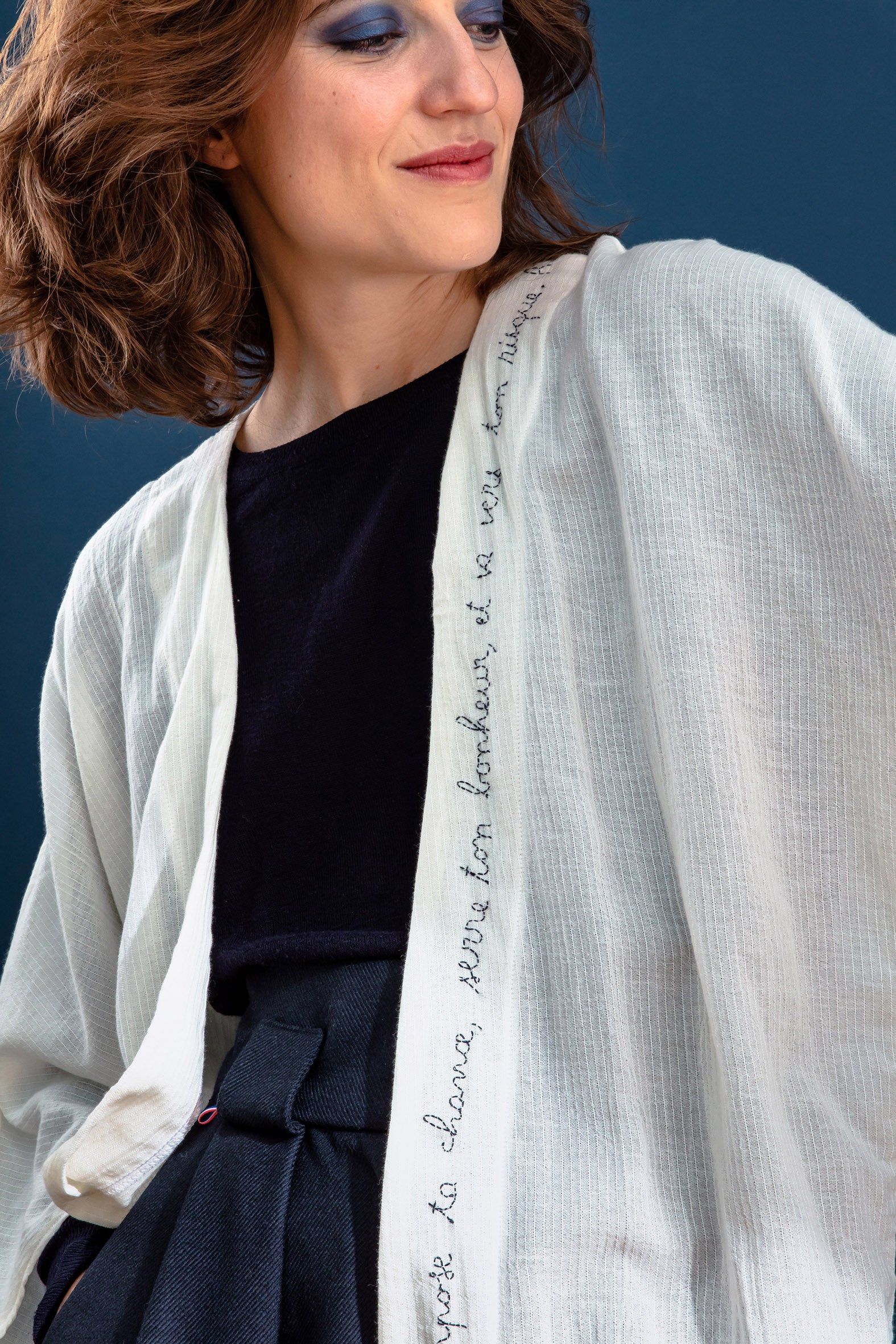 Kimono en voile de coton minuit* teint et brodé René Char