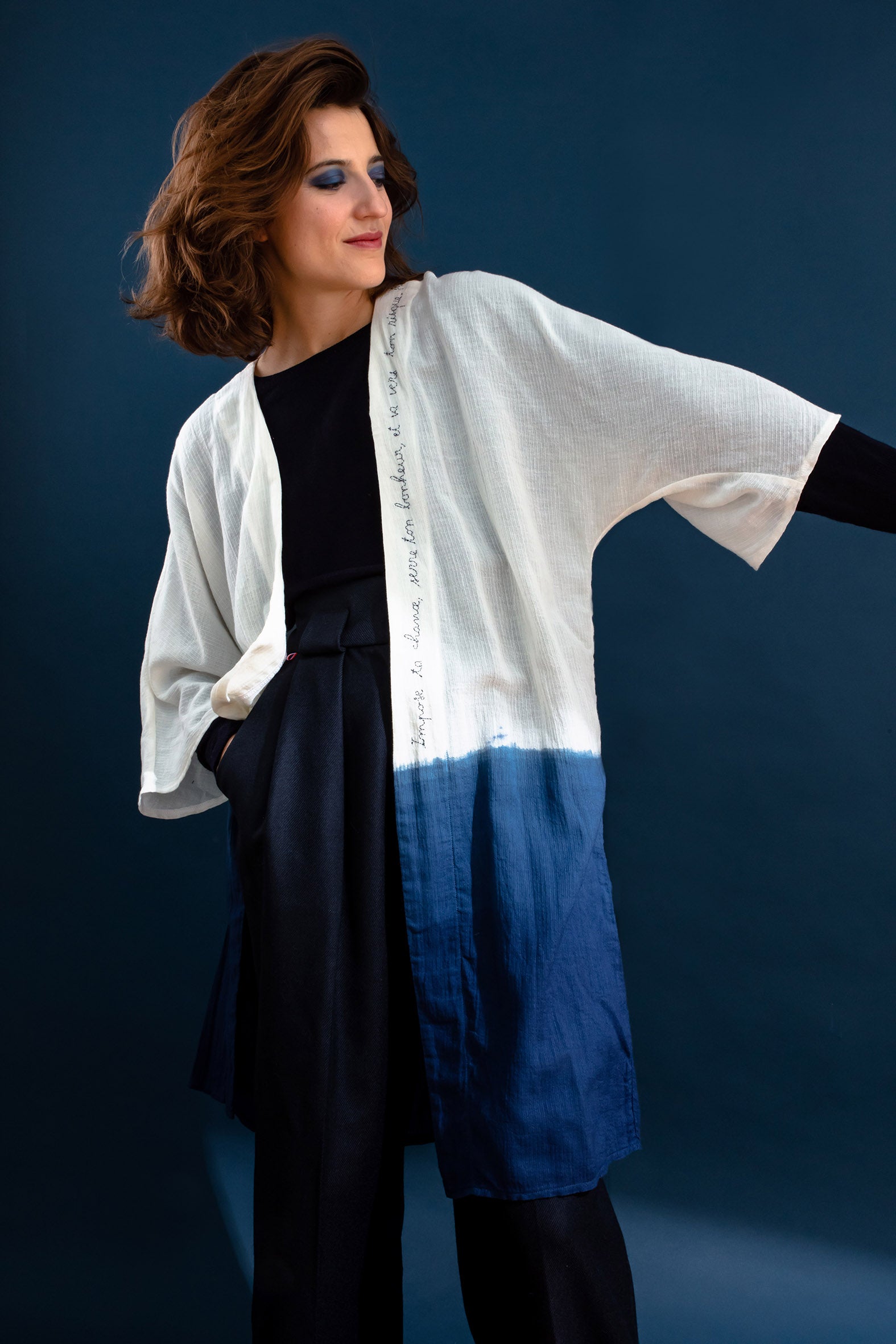 Kimono en voile de coton minuit* teint et brodé René Char